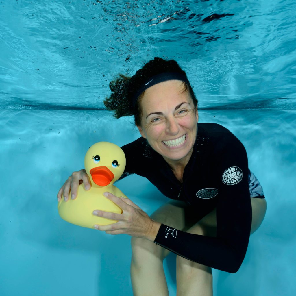 Silvia Wallinger mit Gummiente unter Wasser