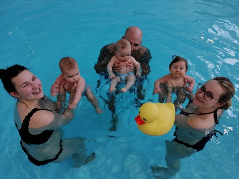 Eltern mit Babys im Kreis beim Babyschwimmkurs im Aqua Salza