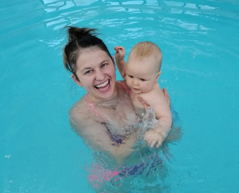 Mutter mit Baby im Wasser beim Babyschwimmen ab 3 Monaten