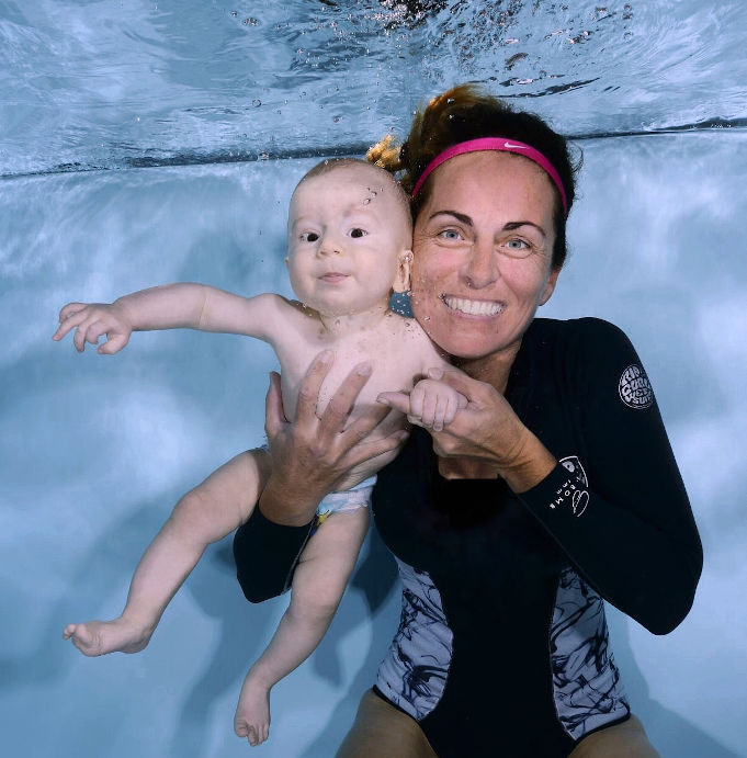 Silvia Wallinger hält ein Baby unter Wasser beim Babyschwimmen